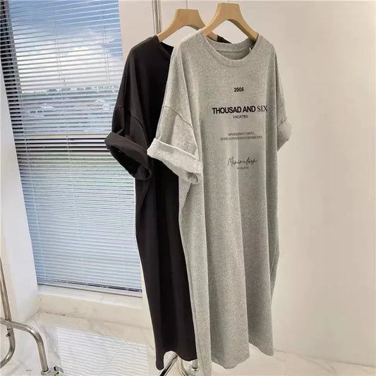 Bequemes, lockeres Damen-Kleid aus Baumwolle und Milchseide. Kurze Ärmel und langer Rock, perfekt für den Sommer als Haus- oder Freizeitkleidung. Plus-Size verfügbar.

