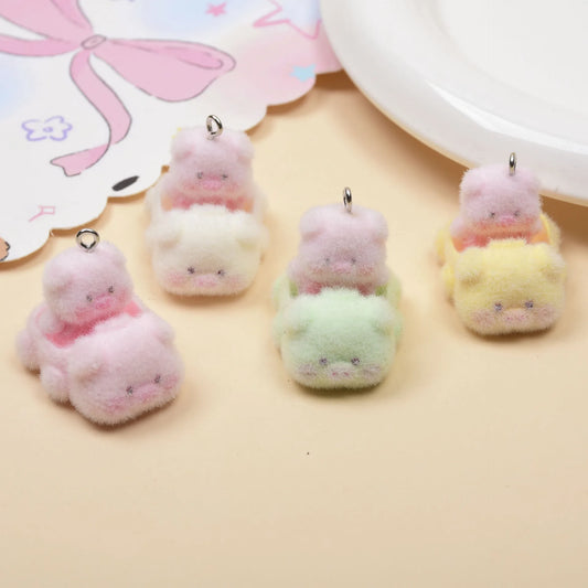 Niedliche Plüsch-Harz Tieranhänger im Cartoon-Schweinchen-Design. Ideal für DIY Schmuck, Schlüsselanhänger und kreative Bastelarbeiten.