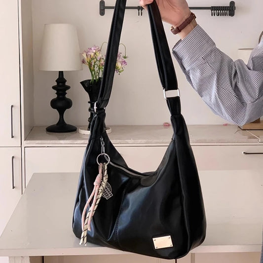 
Stilvolle Damen-Schultertasche aus weichem PU-Leder. Vielseitig als Crossbody-Bag oder Handtasche tragbar. Perfekt für College, Alltag und Freizeit. Mit trendigem Anhänger. Hochwertige Verarbeitung in zeitlosem Design.