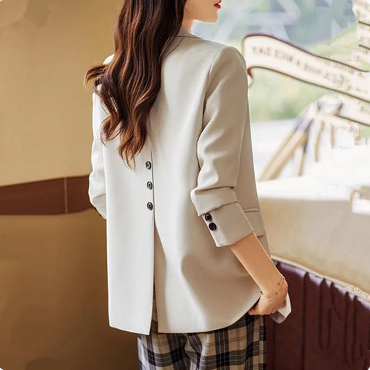 Ein eleganter Damen-Blazer in Khaki, Schwarz oder Grün. Ein-Knopf-Verschluss, lange Ärmel und gerade Passform. Perfekt für Büro und formelle Anlässe.

