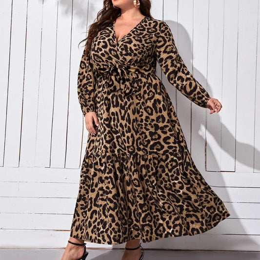 Neues, langes Damenkleid für Herbst 2024. Modisches Leopardenmuster, V-Ausschnitt und lässige Passform. Ein bequemes und stilvolles Kleidungsstück in Übergröße.

