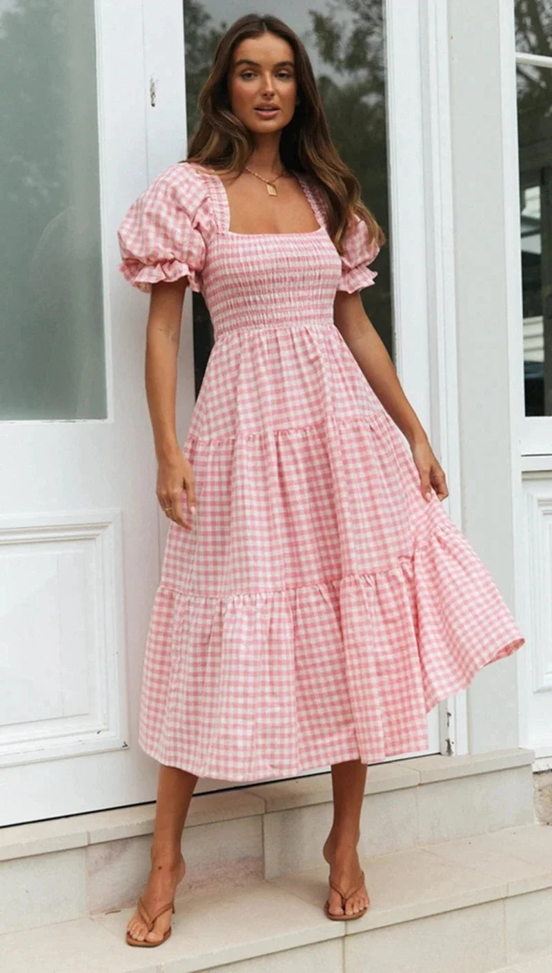 Sommerliches Damenkleid im lässigen Stil. Kurze Puffärmel, quadratischer Ausschnitt und elegantes Karomuster. Ideal für Frühling und Sommer.

