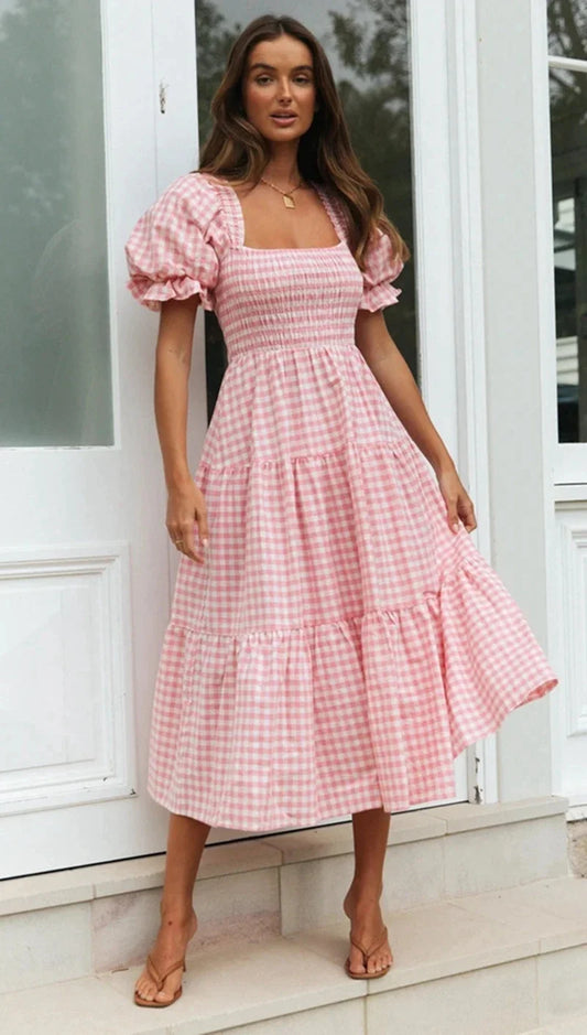 Sommerliches Damenkleid im lässigen Stil. Kurze Puffärmel, quadratischer Ausschnitt und elegantes Karomuster. Ideal für Frühling und Sommer.

