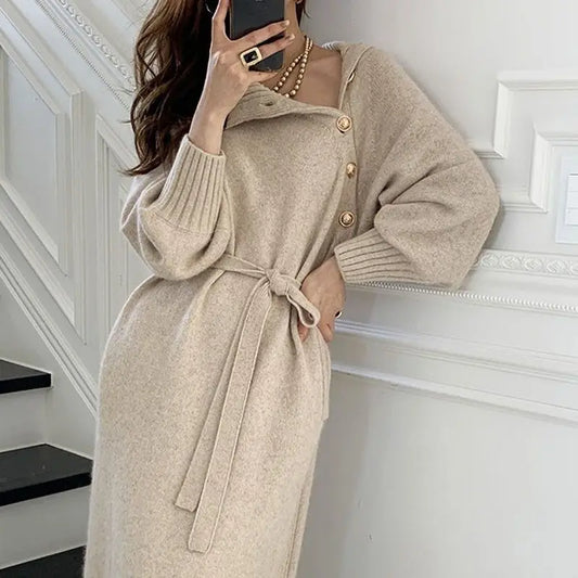 Dieses sexy und elegante lange Strickkleid für Damen hat eine bequeme, lockere Passform, einen Rollkragen und schöne Häkeldetails. Perfekt für Strand oder Abendveranstaltungen.

