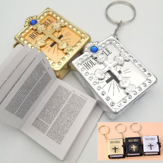 Dieser Schlüsselanhänger in Form einer Mini-Bibel mit der Aufschrift 'GOD BLESS' ist ein Ausdruck des Glaubens. Zusammen mit dem Kreuz ist er ein wunderbares Geschenk, um jemandem seine Zuneigung zu zeigen.
