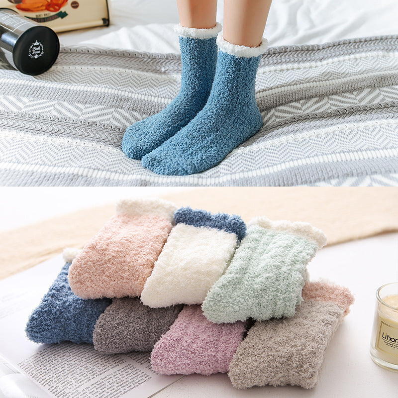 Diese flauschigen Socken sind perfekt für kalte Herbst- und Wintertage. Sie sind aus einem weichen und dicken Material gefertigt, das eine hervorragende Wärmeisolierung bietet und sich angenehm anfühlt.