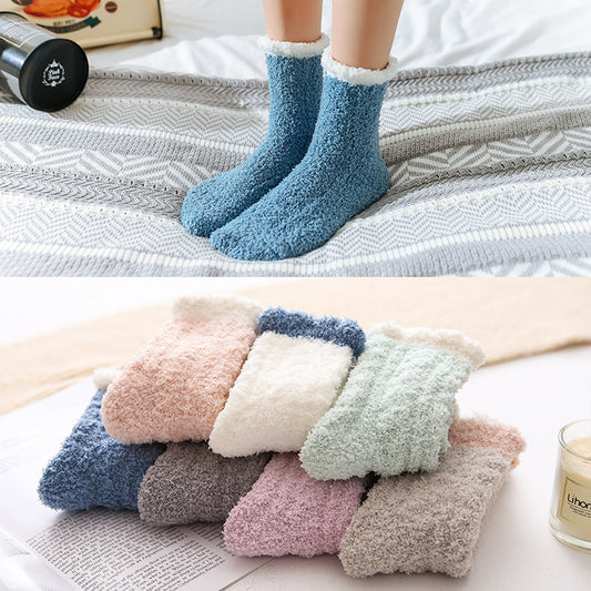 Diese flauschigen Socken sind perfekt für kalte Herbst- und Wintertage. Sie sind aus einem weichen und dicken Material gefertigt, das eine hervorragende Wärmeisolierung bietet und sich angenehm anfühlt.