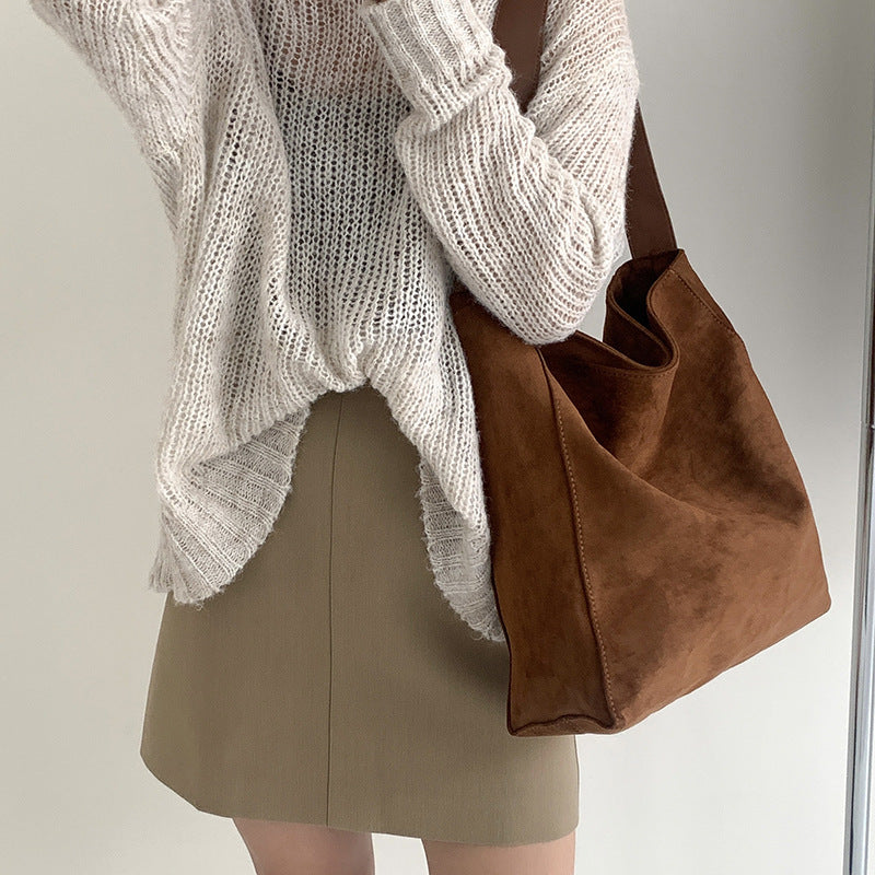Elegante Vintage Schultertasche aus Wildleder mit Frosted Look. Große Kapazität, ideal für Herbst & Winter, perfekt für Alltag & Büro.

