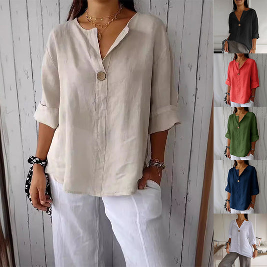 Dieses locker geschnittene Damen-T-Shirt mit V-Ausschnitt besticht durch hohen Tragekomfort. Der leichte und atmungsaktive Baumwoll-Leinen-Mix sowie die Knopfdetails verleihen ihm einen lässigen und zugleich eleganten Look.