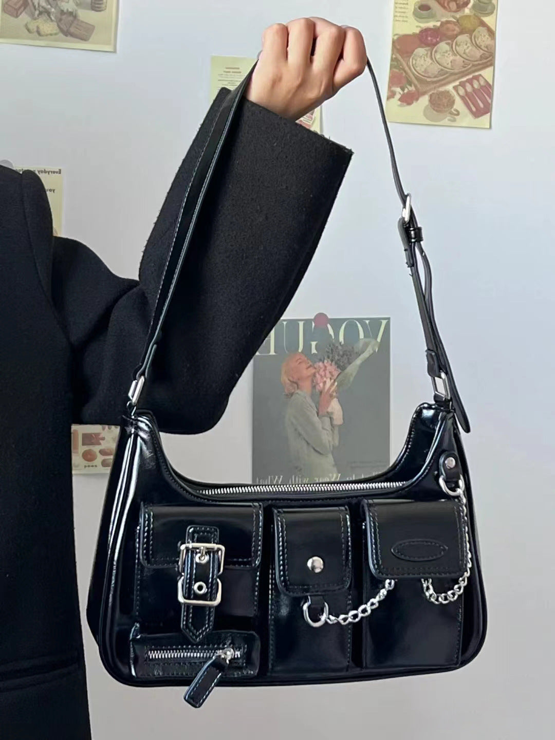 Trendy Damen Schultertasche im Hongkong Style. Motorrad-inspiriertes Design mit eleganter Kette, ideal als Underarm- oder Crossbody Bag.
